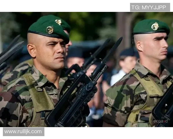 穿军装的足球明星展现不一样的风采与责任感